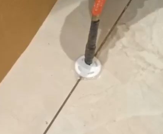 赣州瓷砖空鼓维修公司专业解答瓷砖在铺贴过程中，如果没有涂抹均匀到位的粘结材料（如水泥砂浆或瓷砖胶），可能会导致以下问题
