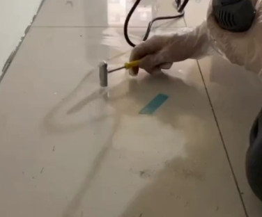 赣州瓷砖开裂维修公司专业分享瓷砖在铺贴前如果没有沥干水分，将会导致以下问题